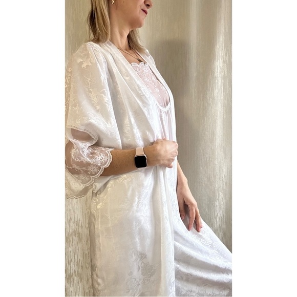 Vintage Bellina bridal white house coat and nightgown with lace trimmings - Picture 4 of 11